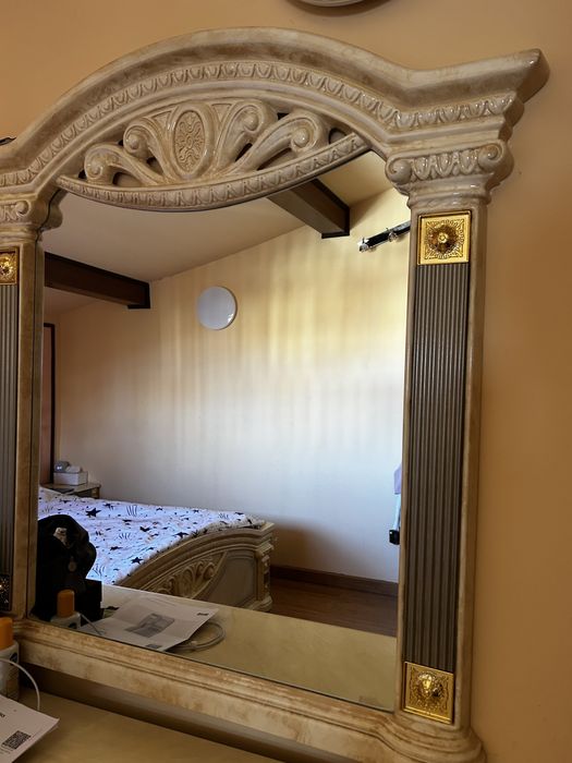 Dormitor de lux în stil clasic-pat,2 noptiere,comodă,oglindă,saltea