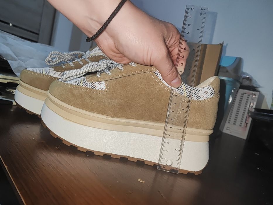 Продам кроссовки UGG