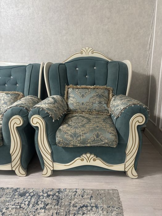 Продам диван с двумя креслом