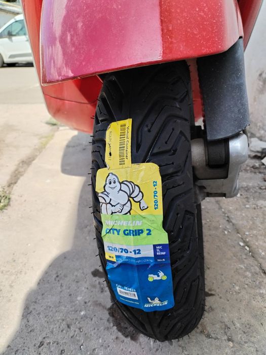 Scuter Piaggio Vespa 300 gts super sport  și triciclu  Ape 703