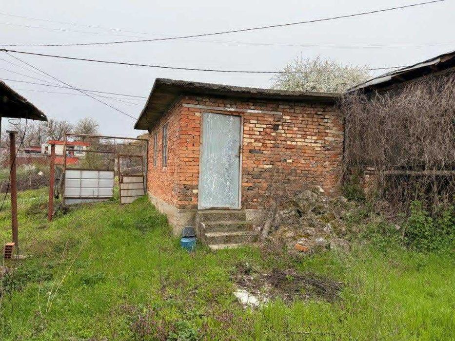 Продавам имот със сграда,гараж и парцел в с.Червена вода област Русе