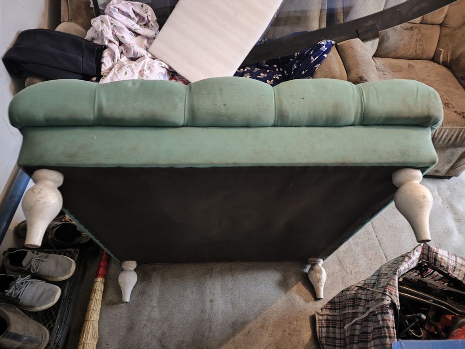 Продам пуфик на ножках