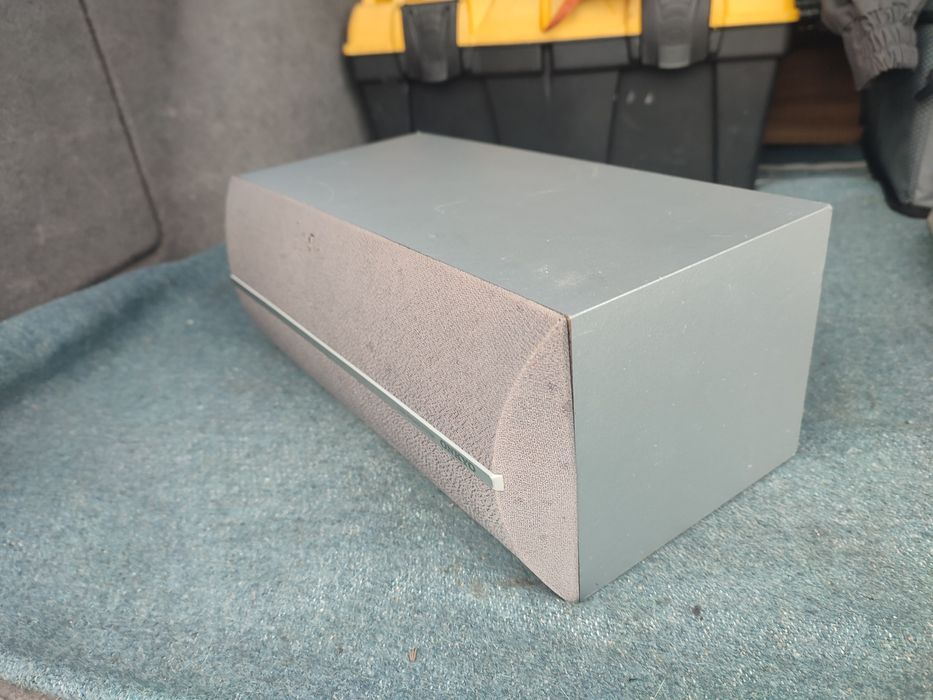 Subwoofer activ Universum și boxa centrala Onkyo