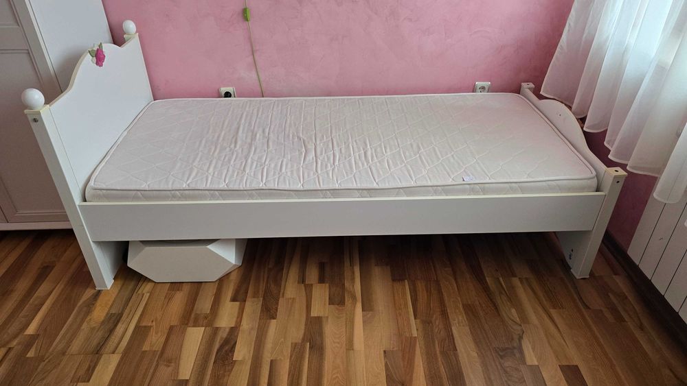 Продавам детско обзавеждане – цял комплект мебели за детска стая.