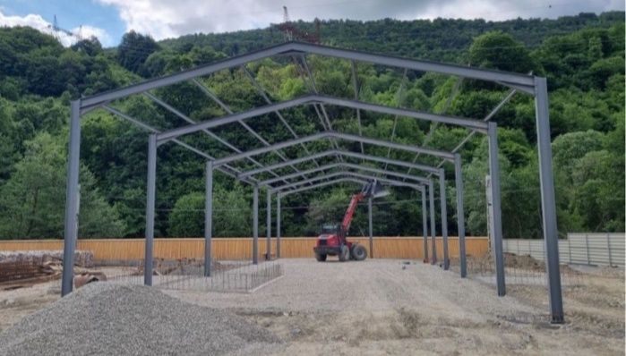 Vând hală metalică 9 m lățime pe 20 lungime cu tot cu montaj de pe sto