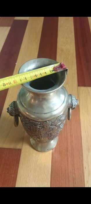Vază veche din Bronz, Semnata