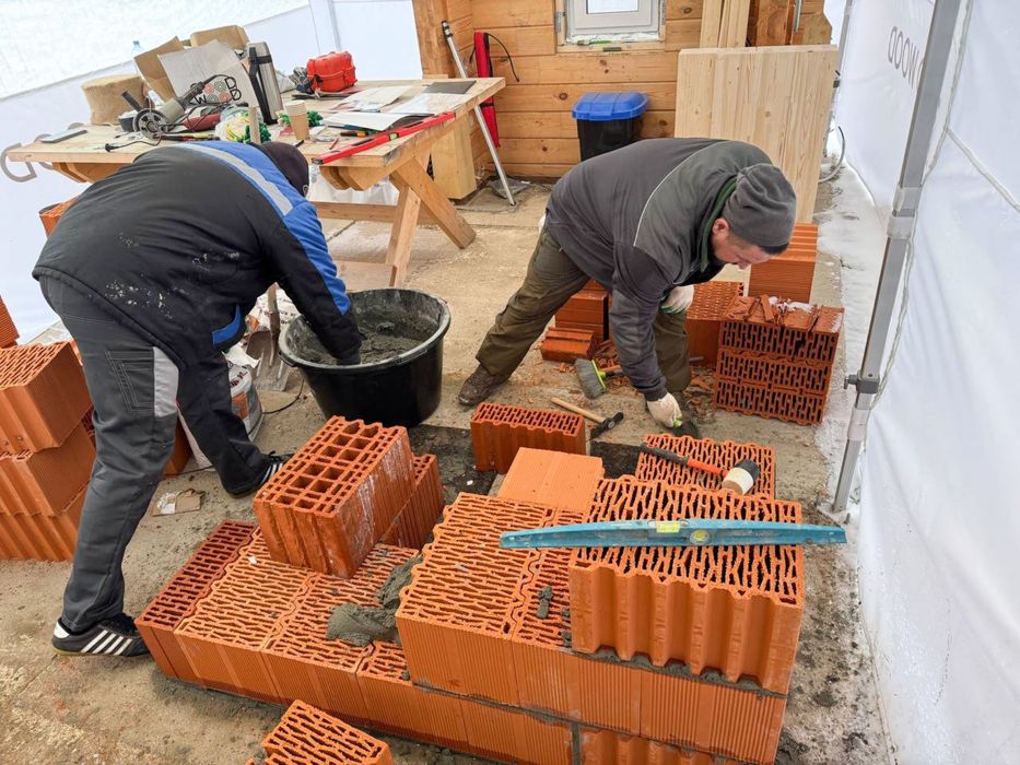 Бригада строителей выполняем все виды строительных работ!