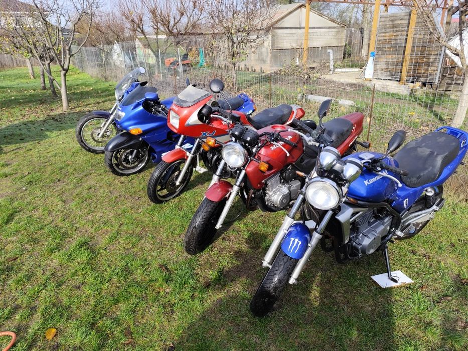 Motocicleta Kawasaki ER5 si Suzuki Sovage NP41B