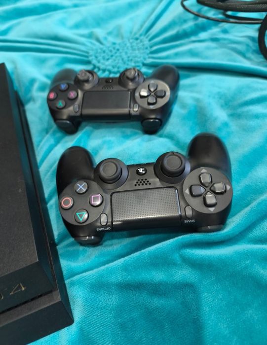 Vând ps 4 825gb perfect functional