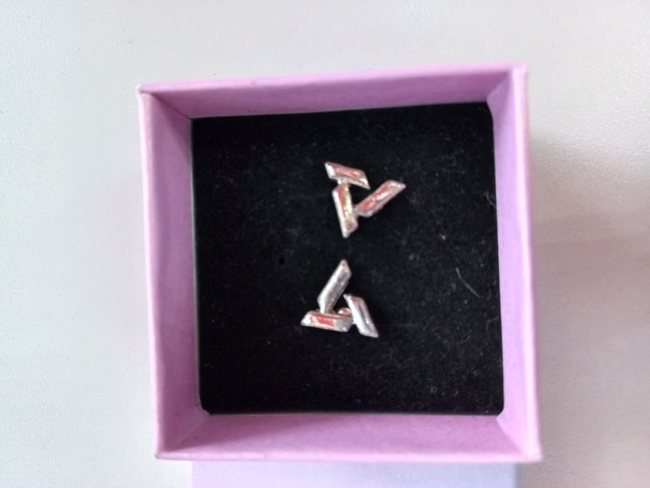 Продам серёжки SEVENTEEN