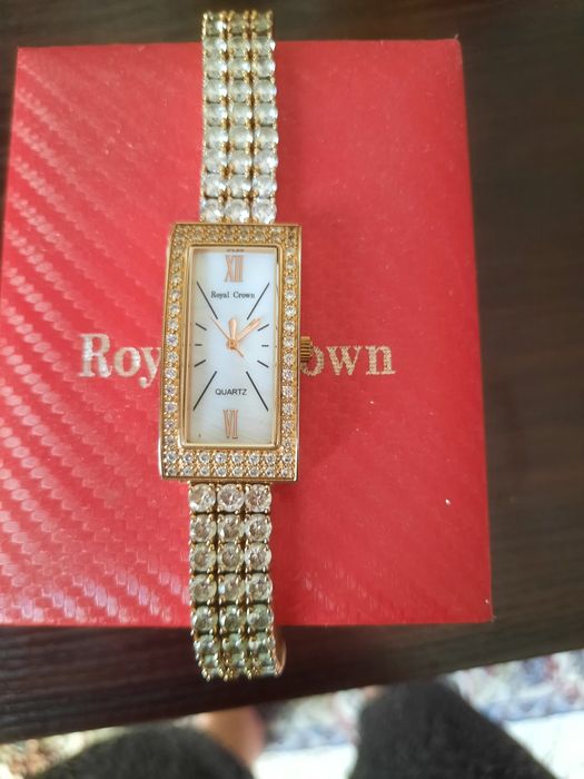 Женские наручные часы.