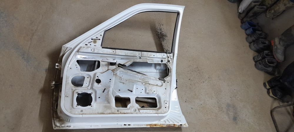 Правая передняя дверь Приоры