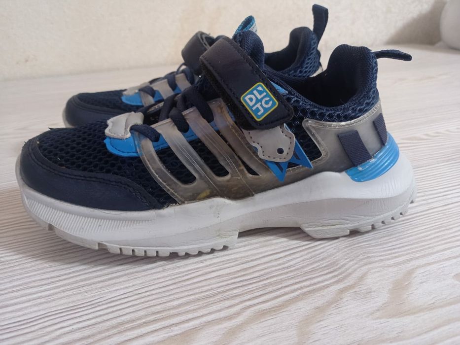 Продам отличные кроссовки для мальчика