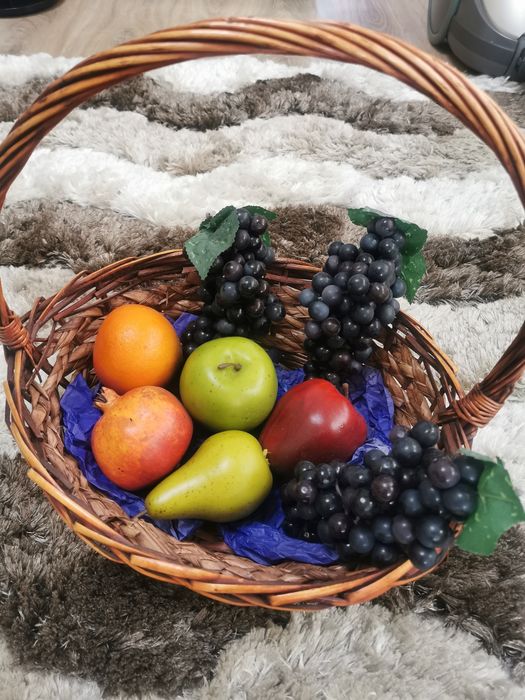 Продавам кошница с много красивиплодове