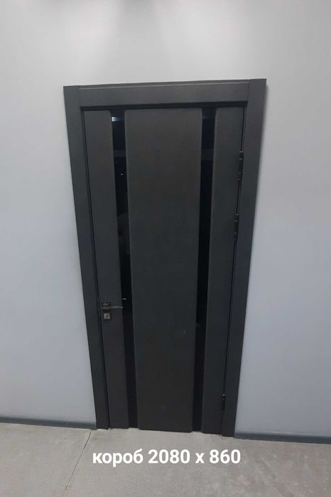 Дверь ПВХ со вставкой из колёного стекла.