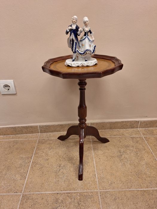 Помощна масичка с естествена кожа