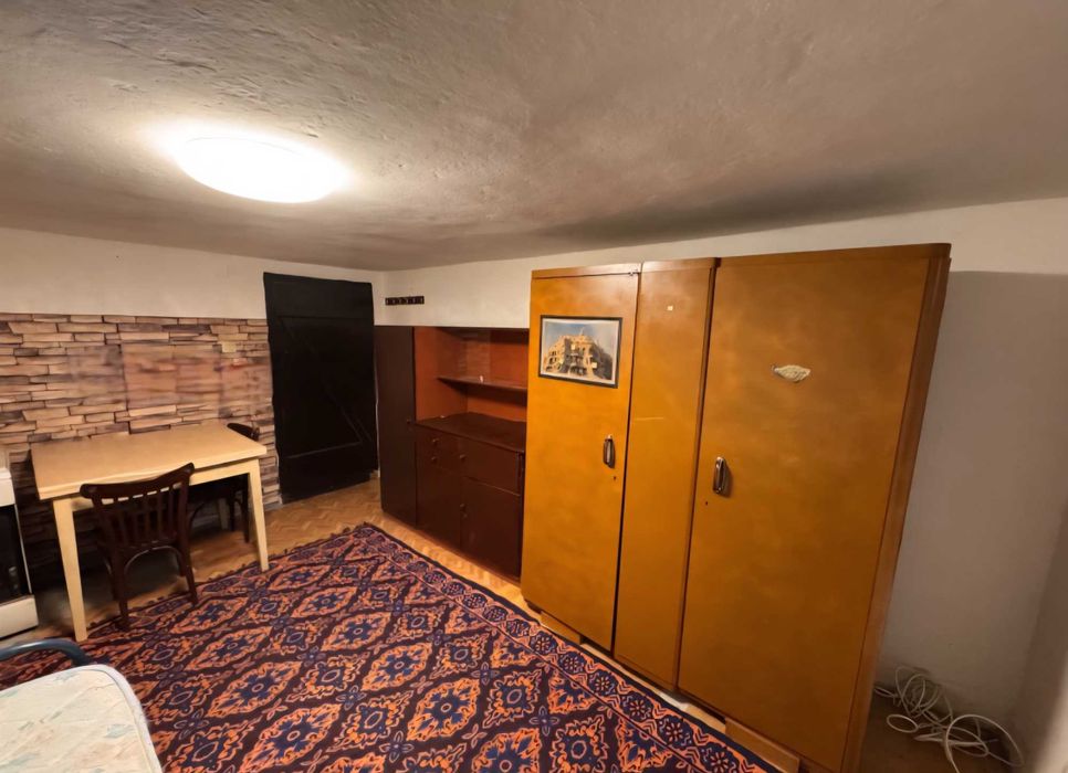 Къща в град Дебелец