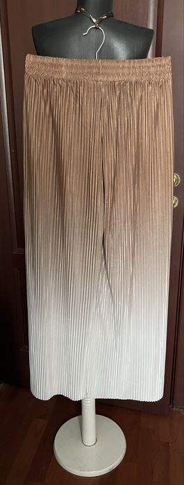 Pantaloni / salvari largi plisati