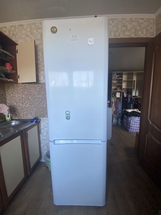 Холодильник indesit