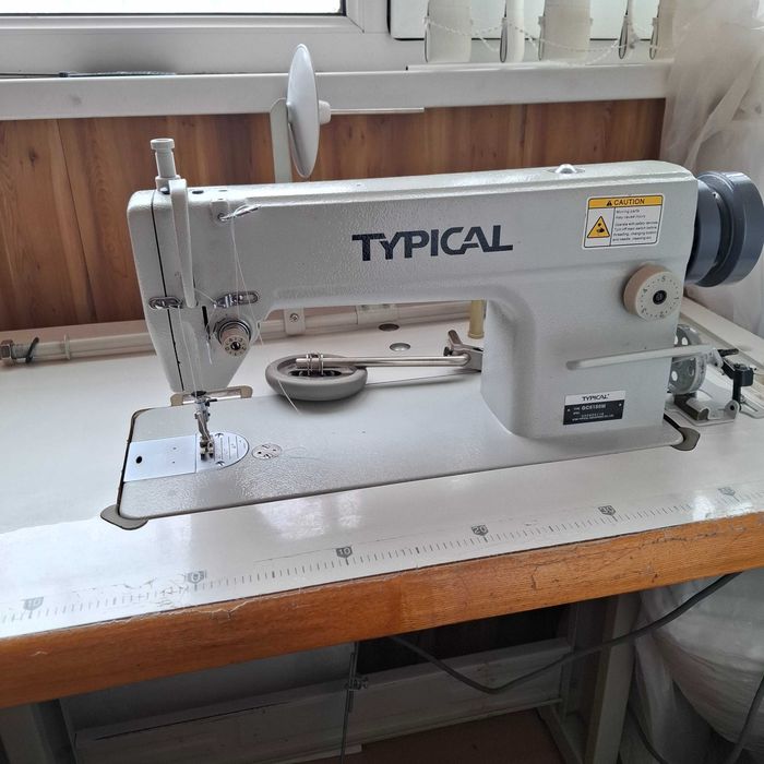 Напольные вешалки,стол-витрина, журнальный столик, швейная машина.