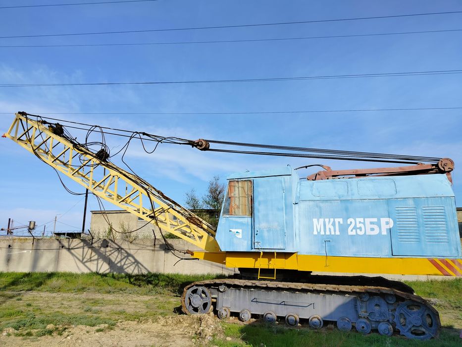 Гусеничный кран МКГ 25Бр