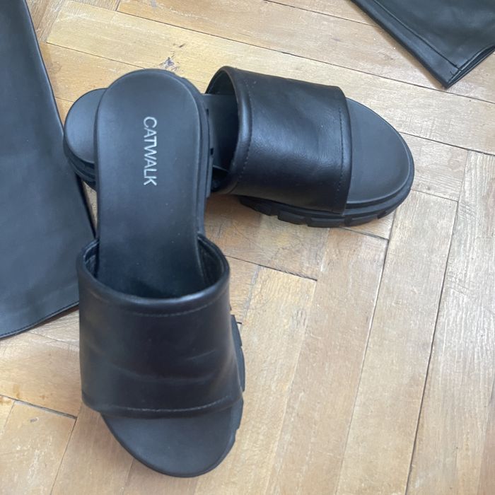Pantaloni si saboti de piele