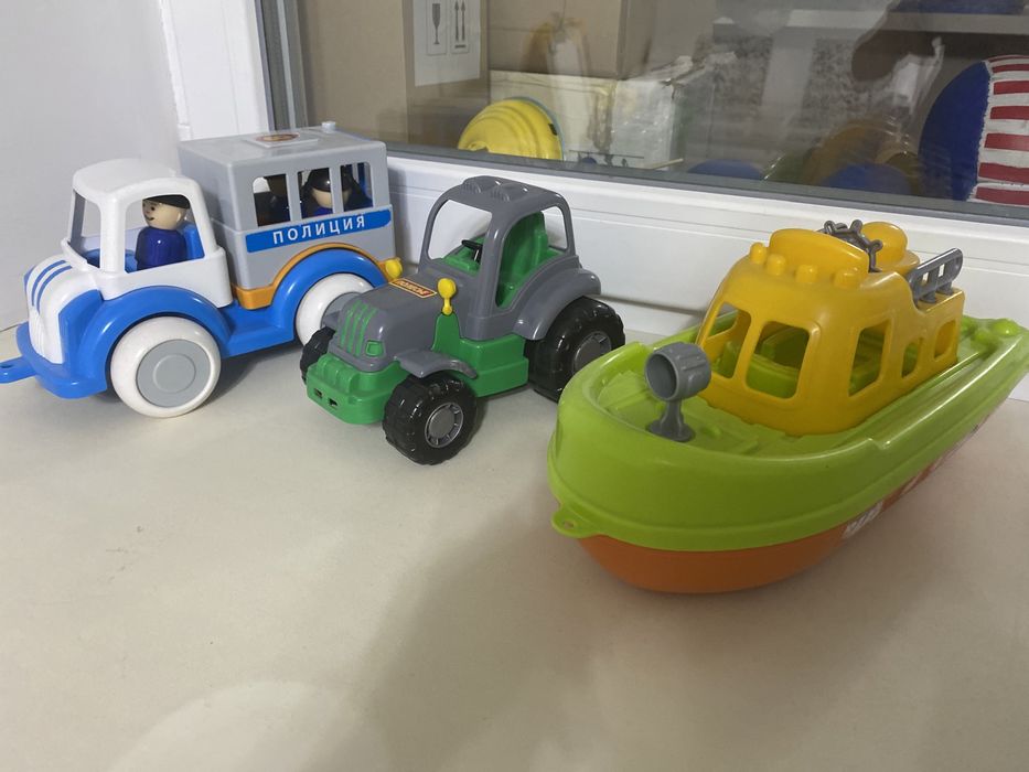 Машинки, детская груша и маска