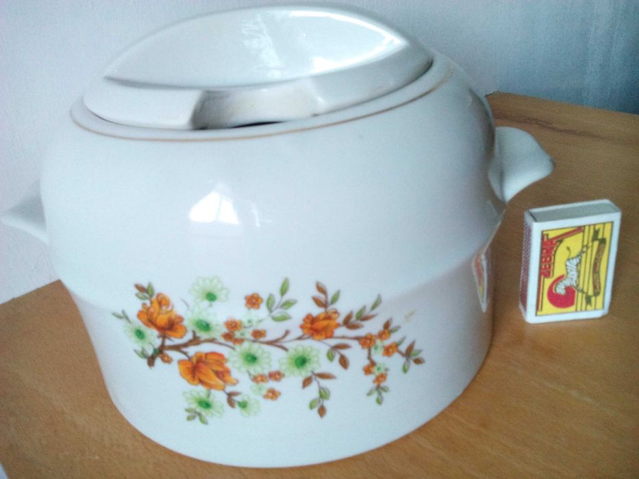 порцеланов чайник два , супник