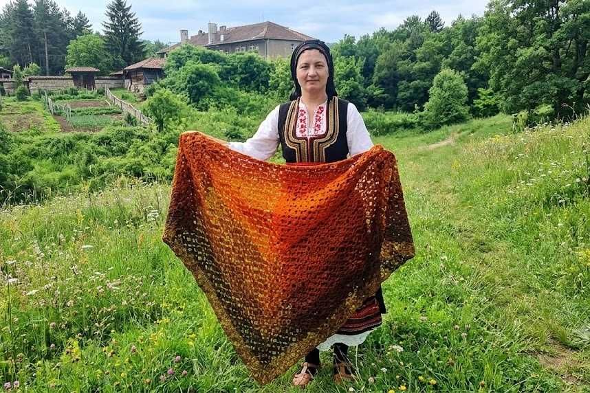 Ръчно изплетен шал "Огнено сърце"