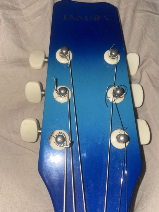 гитара акустическая синего цвета