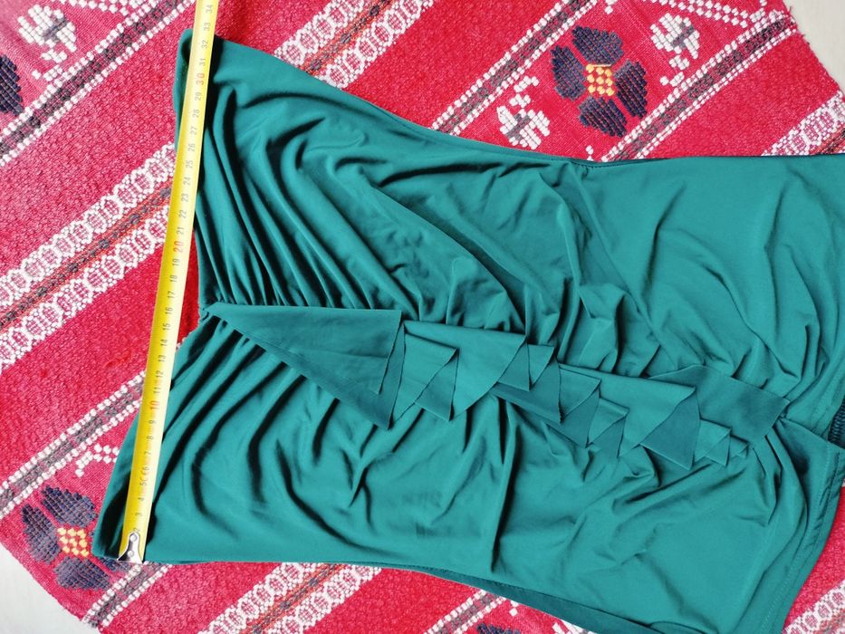 Top de damă elegantă fără umeri – Verde smarald cu volan central și încrețituri, Mărime S / M