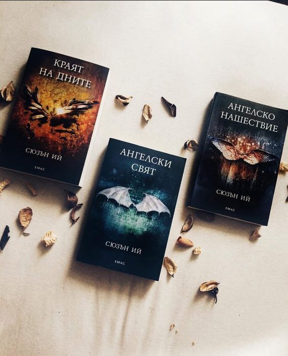 Продавам книги. -shatter me deluxe