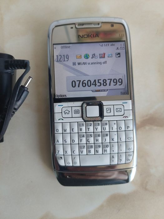 Vând Nokia E71 White (alb) fără probleme NEcodat //poze reale
