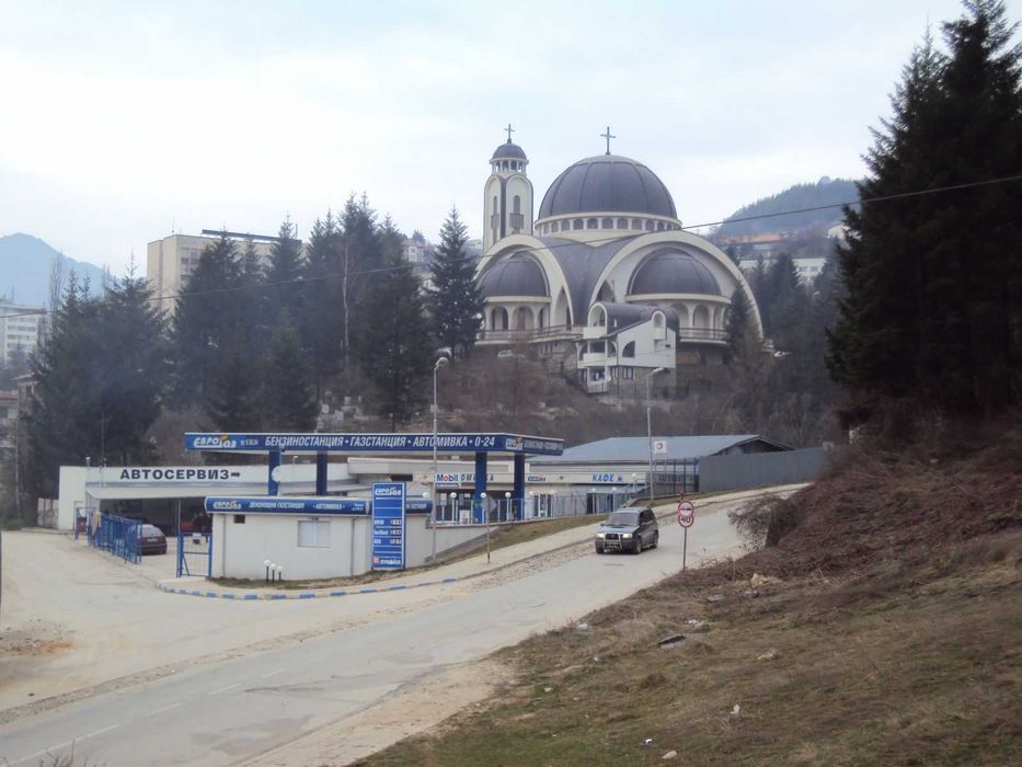 Дава се под наем Промишлена сграда в Смолян, Нов център - 1000 кв.м за 2193 € - Снимка #1