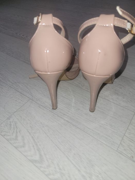 Продам женские босоножки