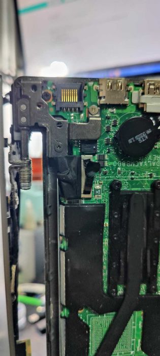 Reparare Balamale si Inlocuire Display Laptop Arad | Ecran spart