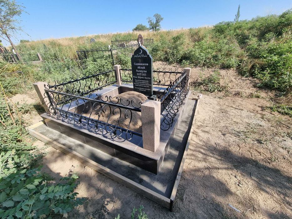 Памятники,оградки, мазарные плиты.