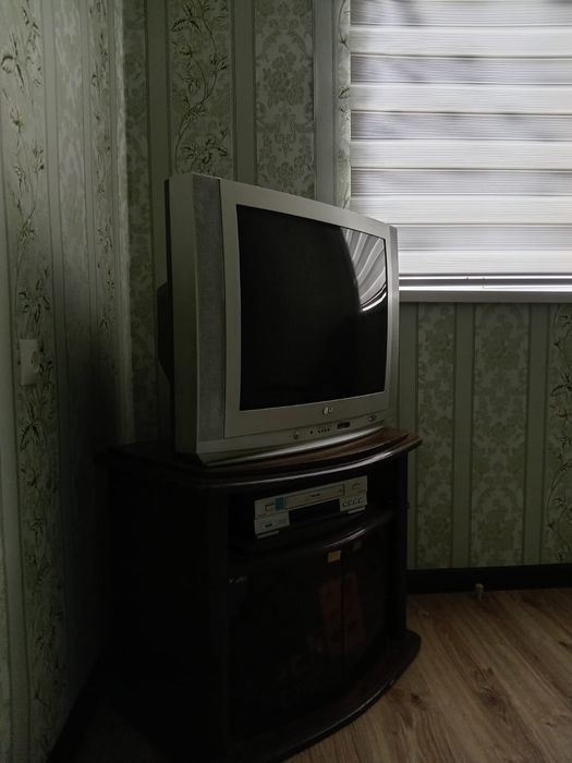 Телевизор с подставкой