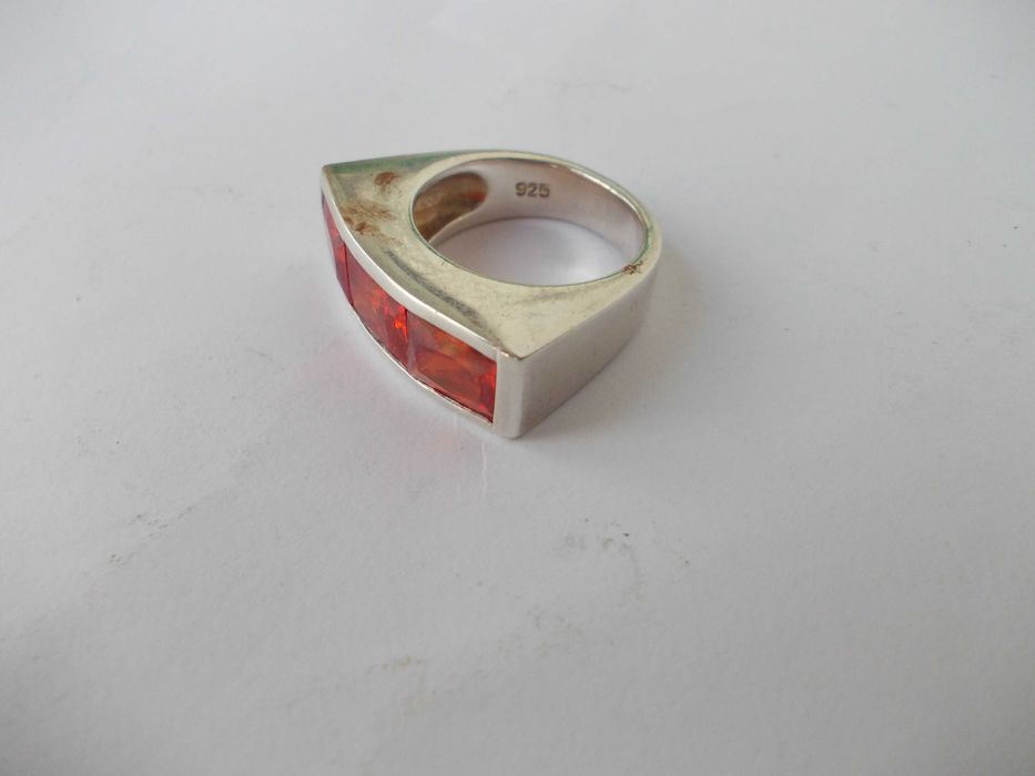 Inel vechi din argint cu 3 pietre portocalii