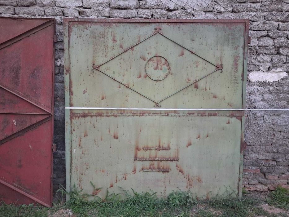 Poarta si usa de fier veche robust