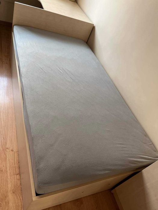 Продавам легло с матрак .