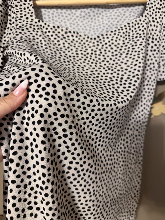 Top tricou buline cu umeri ușor bufanți crem cu buline