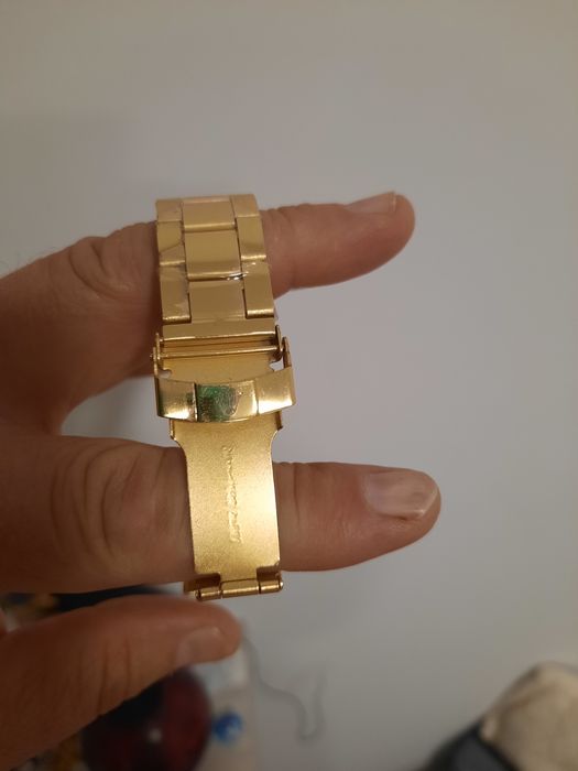 Se vinde ceas nou cu folie pe brățară,  nepurtat