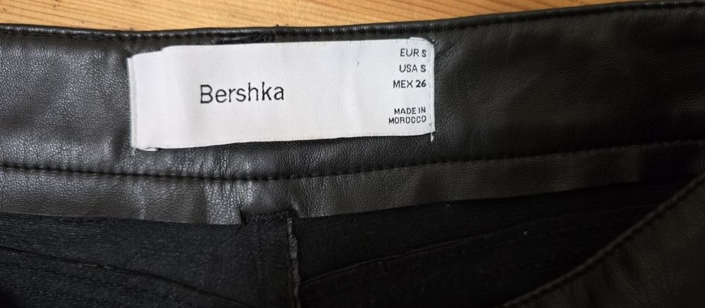 Нов. Дамски оригинален панталон кожен.  BERSKA