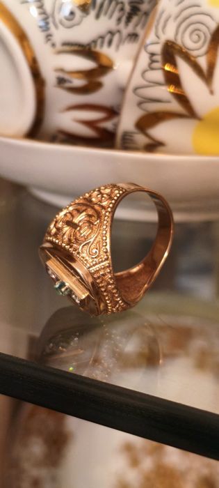 Перстень из золота с бриллиантами и изумрудом.