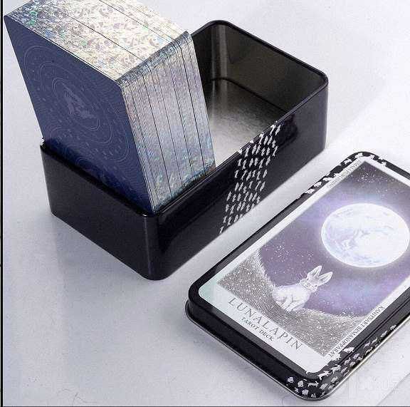 Карты МАК Таро Лунного Кролика ("Lunalapin Tarot") в железном боксе.