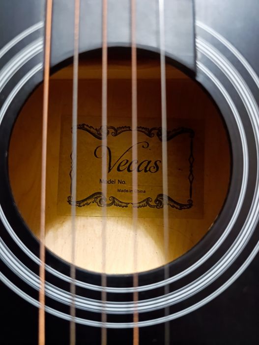 Gitara akustik 39 chexoli bor 2 3 oy ishlagan
