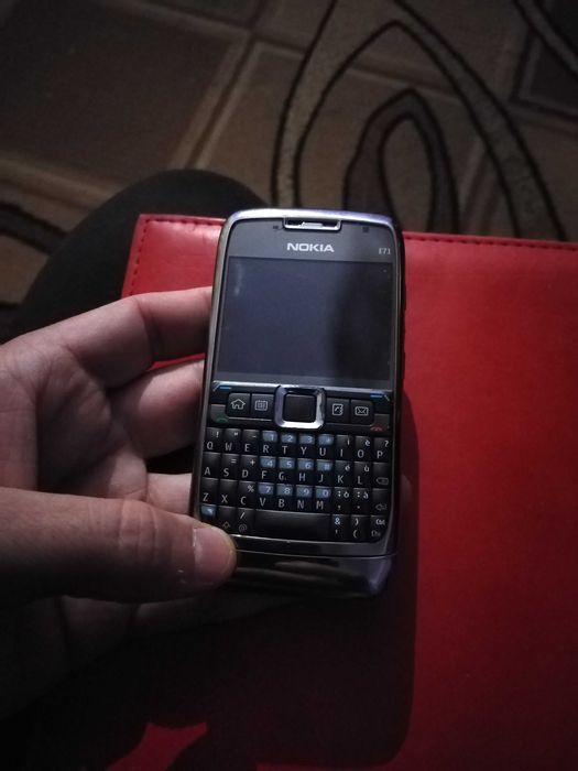 Telefon NOKIA E71 Metalic Business  Colectie Finland