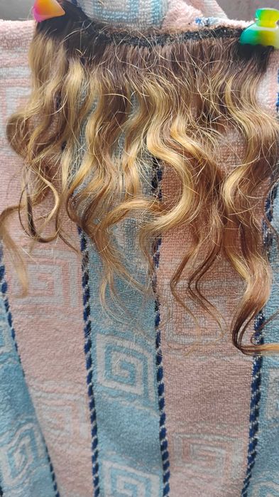 Продавам естествено къдрава коса.