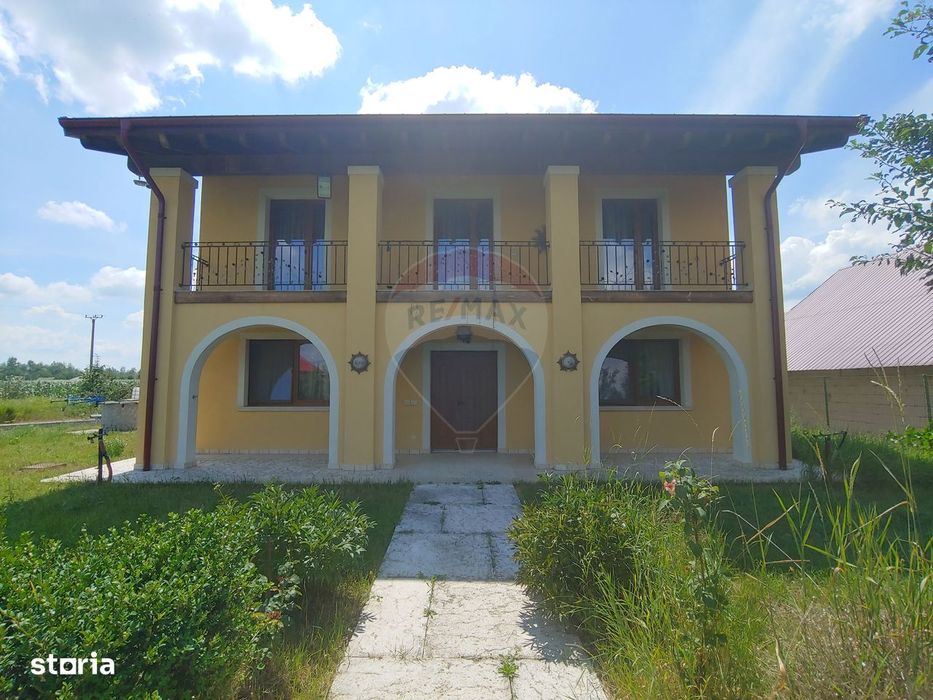 Casă / Vilă de lux cu 5 camere de vânzare în Vadu Moldovei, Suceava